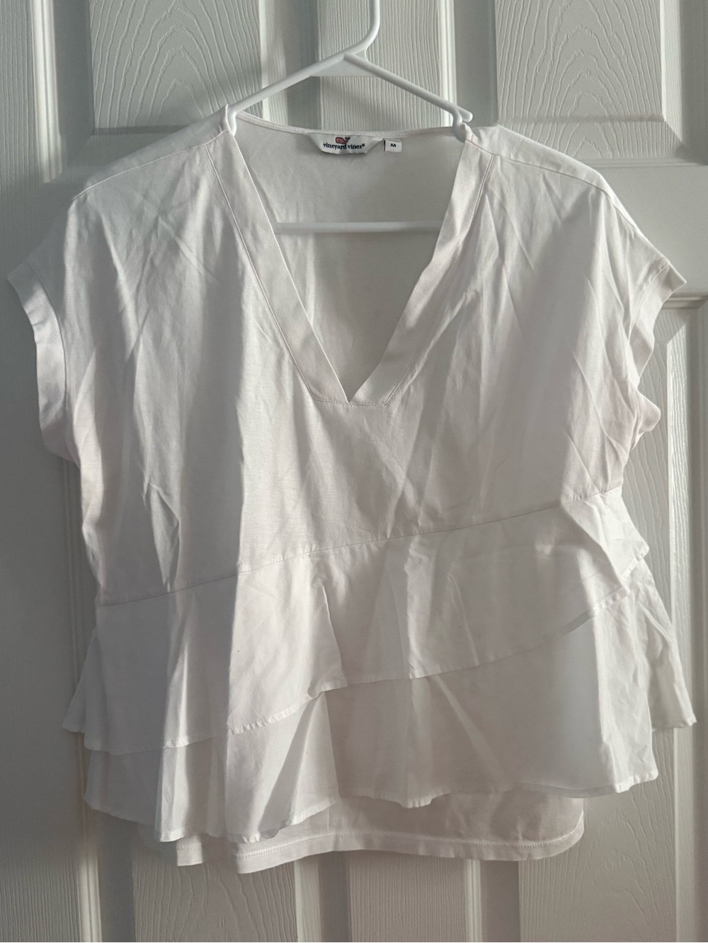 Vineyard Vines Women’s White V-Neck Tiered Ruffle Blouse Size Medium